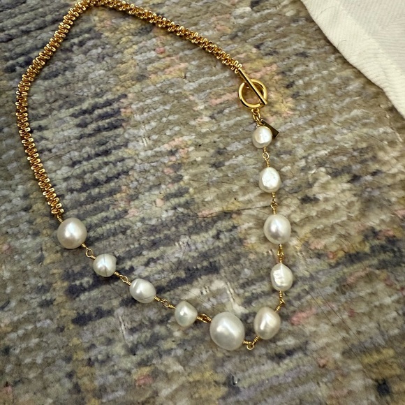 COS Elegant Gold and Pearl Necklace - Picture 2 of 7